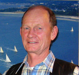 Ulrich Schaefer nahm als Steuermann am Gold-Pokal, der inoffiziellen Weltmeisterschaft der nordischen Folkeboote, in Niendorf an der Lübecker Bucht teil und belegte mit seinem Boot von 55 Teilnehmern Platz 41.