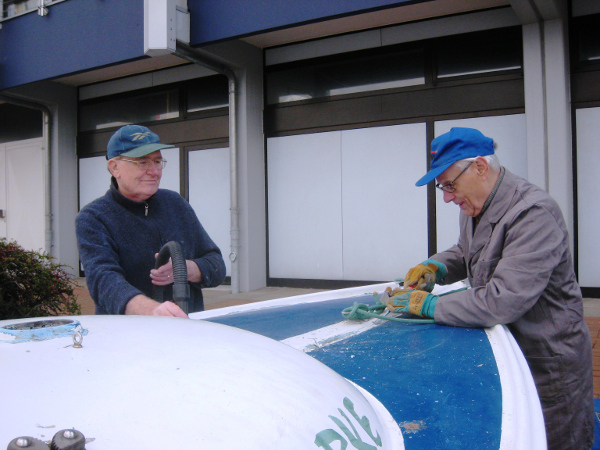 Roland Hildebrandt und Arnold Nowack bessern das Vordeck vom Conger aus.