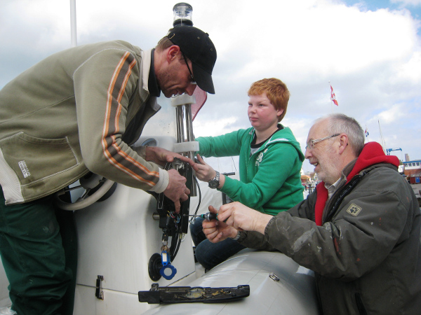 Viele Hände sind beim Zusammenbau der Schaltung am großen Trainer-boot erforderlich, v.l.: Michael Schäfer, Tim Ohler und Thomas Möller.