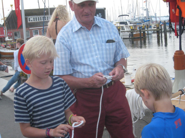 Wolfgang Müller zeigt den Kleinen die wichtigsten Seemannsknoten.