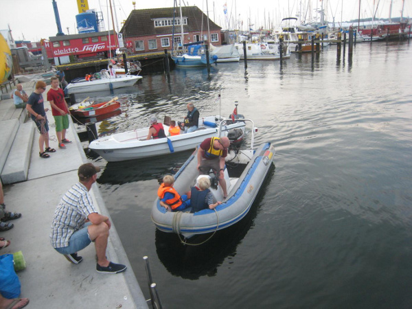 Felix Beyer (rechts im Schlauchboot) und Thomas Möller hatten gut zu tun mit den Hafenrundfahrten.