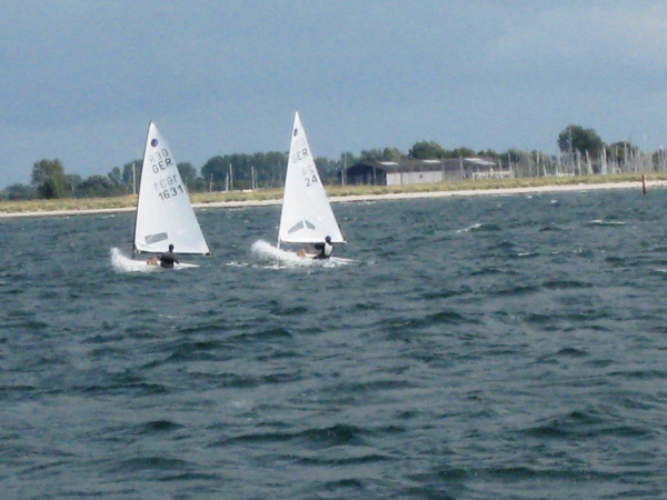 Christoph Cornelius (GER 1631) und Martin Kotte (GER 24) surfen auf der Welle und leisten sich einen spannenden Zweikampf.