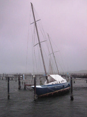 und für die auf Grund liegende Segelyacht im Yachthafen wäre das Winterlager an Land wohl die bessere Alternative gewesen.
