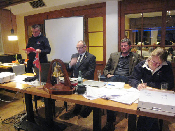 Vertretend für den 1. Revisor Nico Lilie lobte der 2. Revisor Wolfgang Müller die exzellente Kassenführung unseres Kassenwartes Ralf Lange, v.r.: Schriftwartin Christine Berg-Lentz, Ralf Lange, Rolf Brinkmann (aus dem geschäftsführenden Vorstand fehlte Dr. Georg Poetsch) und Wolfgang Müller.