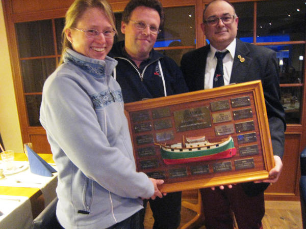 v.r.: Der 1. Vorsitzende Rolf Brinkmann überreichte den Fahrtenseglerpreis an Kay Berg und Christine Berg-Lentz.