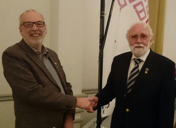 Der Vorsitzende des SVSH-Ehrenrates Peter Seidel (rechts) überreicht Thomas Möller die silberne Ehrennadel.