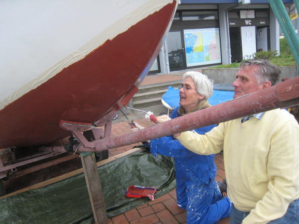 Birgit Harder und Wolfgang Müller versehen das Unterwasserschiff des Congers mit Antifouling.