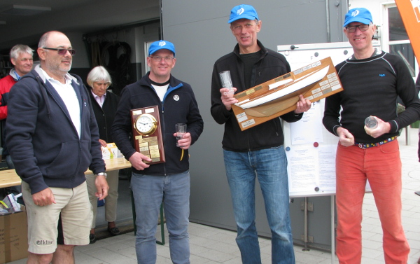 Wettfahrtleiter Rolf Brinkmann (li.) mit der dänischen Siegercrew. 