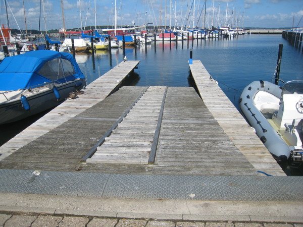 Die fertigen Stege links und rechts der Jollenslipanlage.