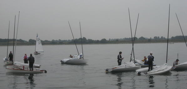Langes Warten bei absoluter Flaute am ersten Wettfahrttag in der Steiner Bucht.