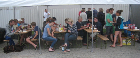 Der Grillabend kam bei den Aktiven, Betreuern und Helfern wieder sehr gut an.