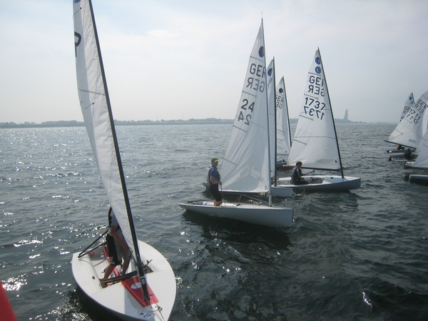 In den letzten zwei Minuten vor dem Start wird bereits um die beste Startposition gekämpft.