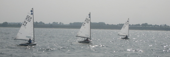 Bei zunehmendem Wind in der letzten Wettfahrt führte Martin Kotte (GER 24) vor Sverre Reinke (GER 14) und Marisa Roch (GER 94).
