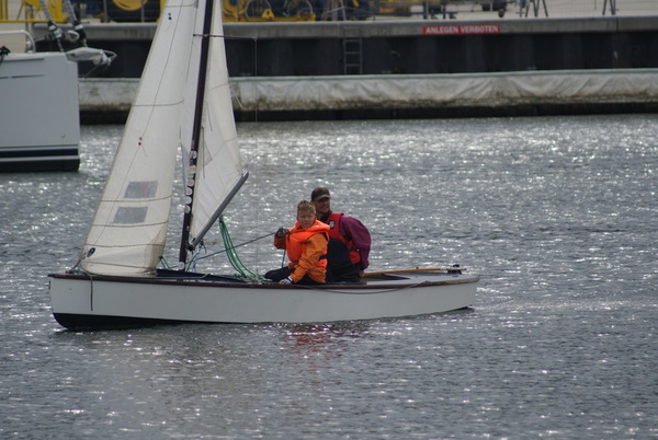  Michael Schaefer mit dem Jugendlichen Tim Behrens zurück im Hafen.