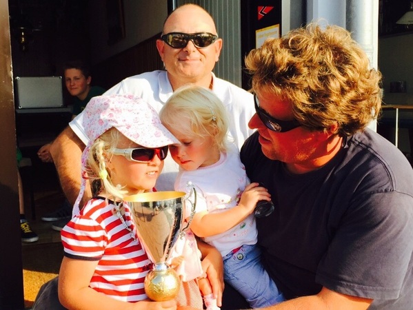 Kai Berg’s Töchter Svenja und Merle bewundern den Familienpreis.
