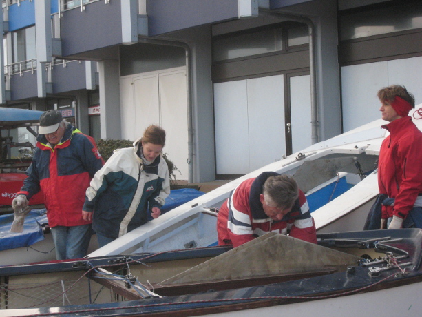 Die Vorbereitung der Jollen für den Abtransport ins Winterlager treffen v.l.: Peter Schwert, Sunja Schulze, Wolfgang Müller und Svenja Voß.