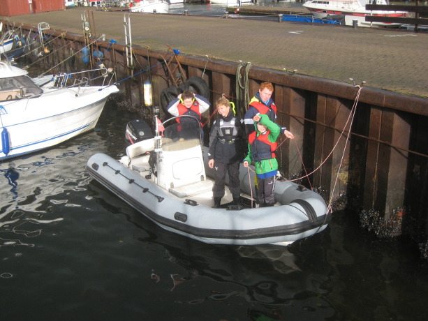 Auch die Jugendlichen v.l.: Kevin Reimers, Tjark Schilly, Tim Ohler und Lucas Matthies halfen beim Aufslippen mit.