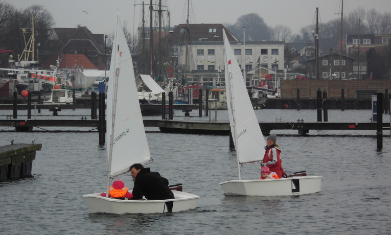 Im Familien-Race segelte Kai Berg mit Tochter Merle seiner Frau Christine mit Tochter Svenja davon. 