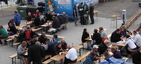 Nach drei Wettfahrten stand erst mal die Stärkung im Vordergrund.