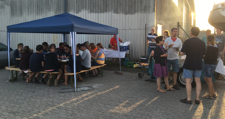 Der Grillabend kam bei den Aktiven, Betreuern und Helfern wieder sehr gut an.
