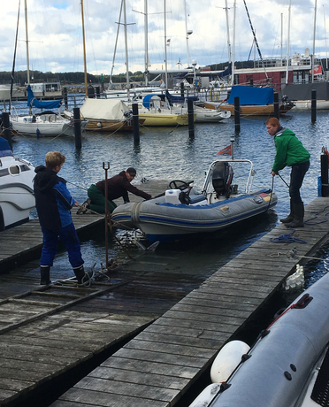 Das kleine Schlauchboot konnte über die Jollenslipanlage und
