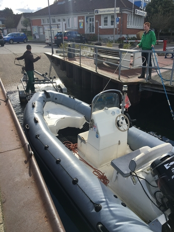 das große Schlauchboot nur über die steile Betonslipanlage unter Zuhilfenahme eines Zugfahrzeuges an Land gezogen werden.
