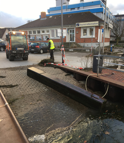 Der Sitzbalken konnte über die Betonslipanlage wieder aus dem Hafenbecken gezogen werden.