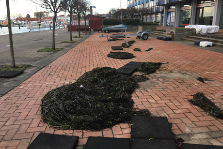 Auch die Fallschutzmatten vom Spielplatz hielten dem Hochwasser nicht stand.