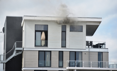 Die eintreffende Feuerwehr hatte den Brand schnell unter Kontrolle und konnte somit schlimmeres verhindern.