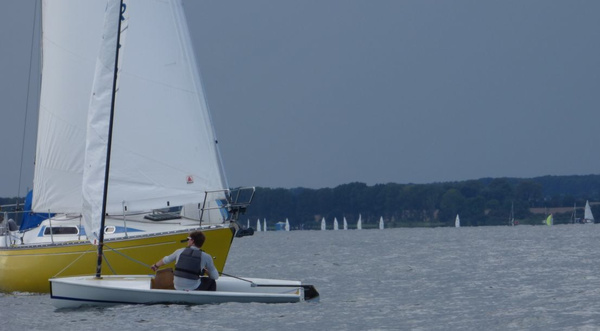 Immer wieder fahren Fahrtensegler einfach durch das Regattfeld.
