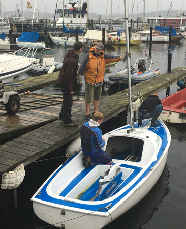 Mastlegen auf dem Wasser beim Conger