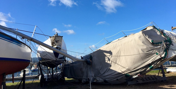 und ein stehendes Rigg bietet dem Wind immer eine zusätzlich nicht zu unterschätzende Angriffsfläche.