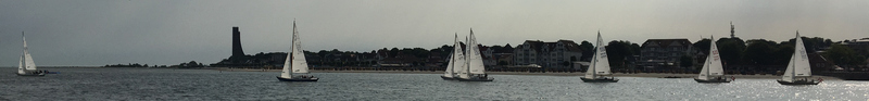 Folkeboote auf dem Weg zur Kieler-Woche-Bahn vor Heidkate.