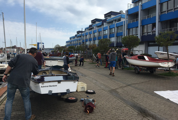 Große Betriebsamkeit herrschte rund um die Vereinsboote im Hafenvorfeld.