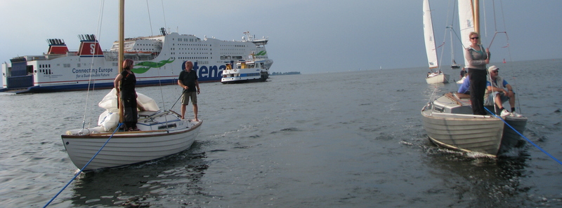 Folkeboote im Schlepp zum Laboer Hafen.