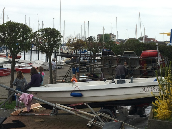 Auch das Unterwasserschiff der „Allihopa“ aus dem Projekt „3ineinemBoot“ erhielt einen Antifouling-Anstrich.