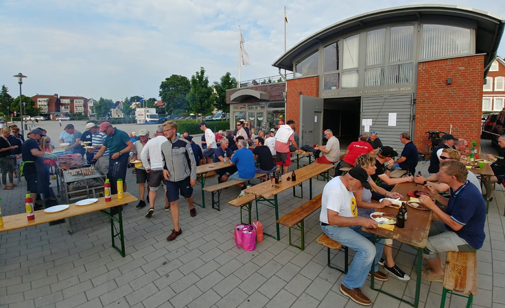 Die gesellige Abendveranstaltung konnte aufgrund des guten Wetters vor dem neuen DGzRS-Schuppen stattfinden.