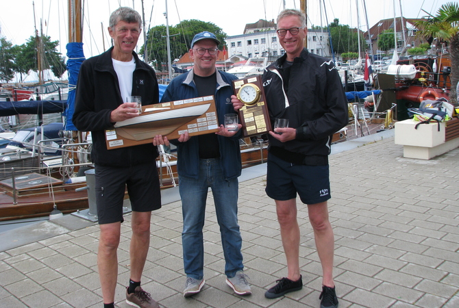 Gesamtsieger Per Jørgensen (Mitte) mit seiner Crew.