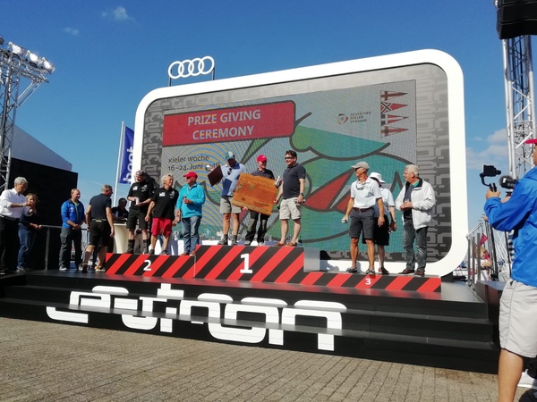 Die Crews auf dem „Siegertreppchen“ von Walther Furthmann (Platz 2), Sönke Durst (Platz 1) und Ulf Kipcke (Platz 3).