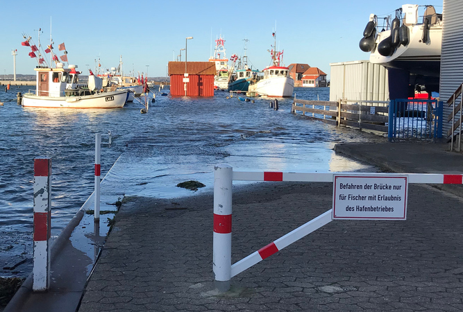 Auch die Südmole stand unter Wasser.