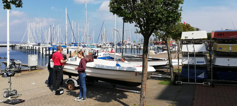 Die „Alihoppa“, das Sicherungsboot aus dem Projekt „3ineinemBoot“, wurde ebenfalls für die Wasserliegezeit vorbereitet.