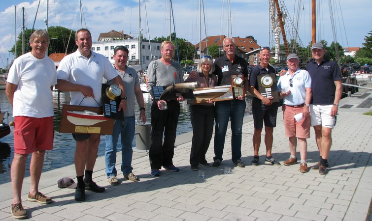 Die siegreichen Crews v.l.: Michael Fehlandt, Sönke Durst, Marc Rokicki, Bjørn Stephensen, Sisi Buch, Erik Køster, Ulf Kipcke, Dieter Kipcke und Gero Martens
