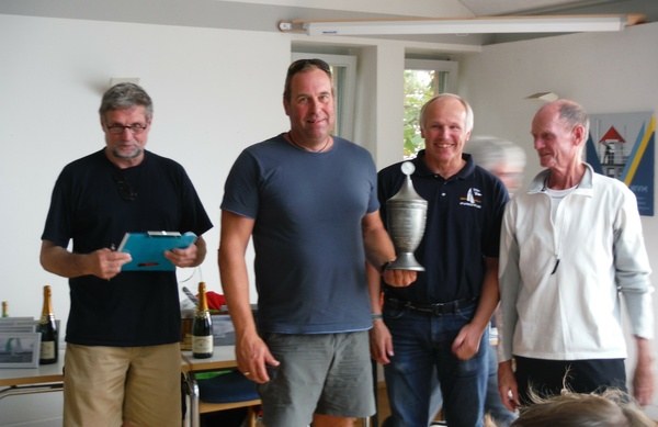 v.l.: Pokalübergabe durch WVM-Regattawart Holger Stürck an Sönke Durst, Uwe Grigull und Ulrich Schaefer