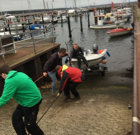 An der Betonslipanlage machte es der niedrige Wasserstand nicht gerade einfach, auch die „Alihoppa“, das Sicherungsboot aus dem Projekt „3ineinemBoot“, an Land zu ziehen.