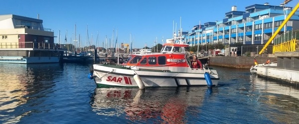 Ablegemanöver am Kai der Schiffswerft Laboe.