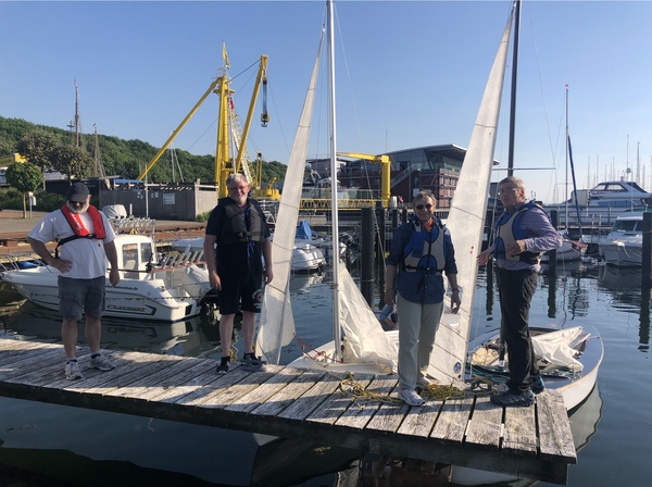 In der praktischen Ausbildung für den Grundschein Segeln werden auch die beiden Pirat-Vereinsjollen eingesetzt.