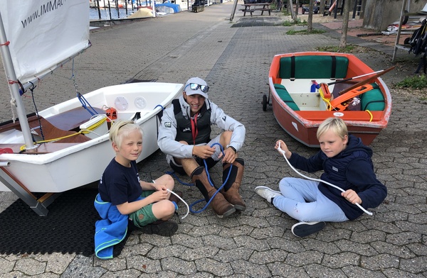 Trainer Mads Jeworrek übt mit den Kindern die Knoten und