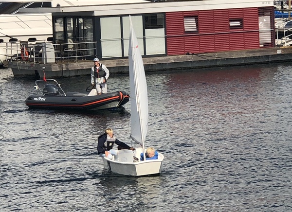 dann endlich das erste Mal mit dem Opti segeln.