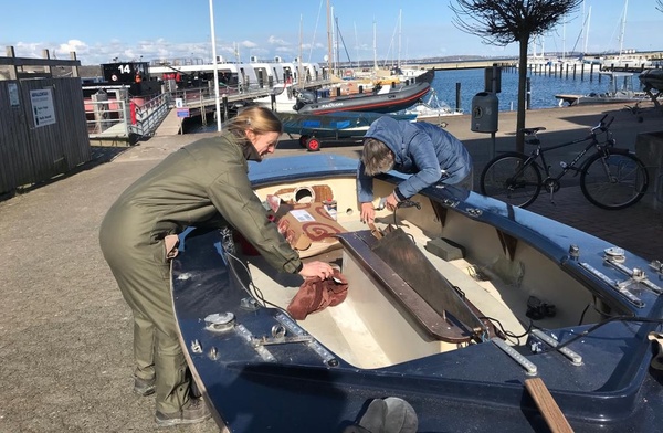 bei der zweiten Pirat-Jolle mussten vor dem Aufriggen noch einige  handwerkliche Arbeiten erledigt werden.