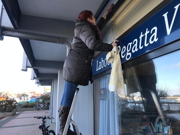 Zum Vereinsheim-Frühjahrsputz gehörte auch die gesamte Fensterfront.